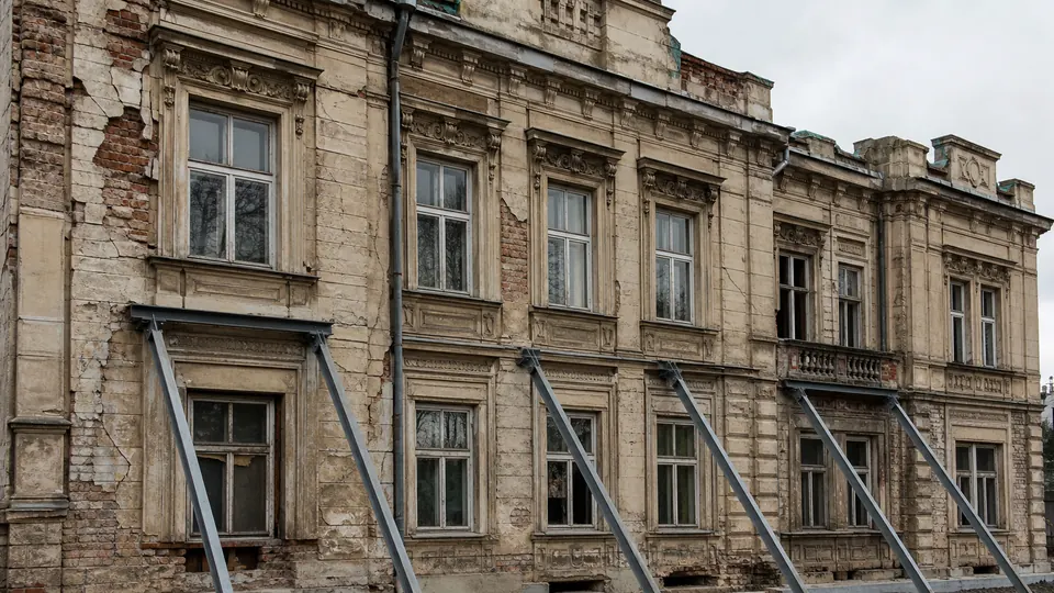 Zabytkowy budynek poddawany ocenie technicznej przed wyburzeniem